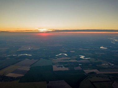 Ukrayna 'nın tarım arazilerinin üzerinde gün batımı. Hava aracı görünümü.