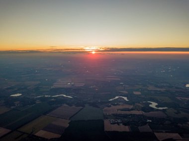 Ukrayna 'nın tarım arazilerinin üzerinde gün batımı. Hava aracı görünümü.