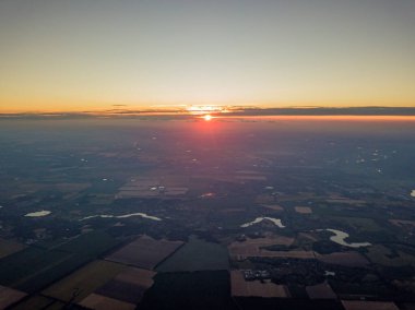 Ukrayna 'nın tarım arazilerinin üzerinde gün batımı. Hava aracı görünümü.
