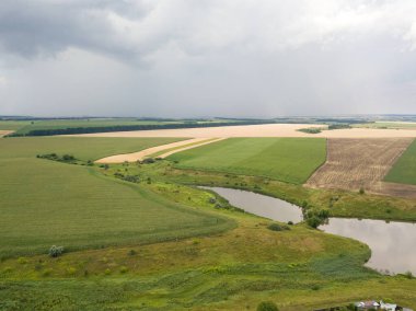 Aerila İHA görüntüsü. Ukrayna 'daki tarım arazileri üzerine yaz yağmuru.