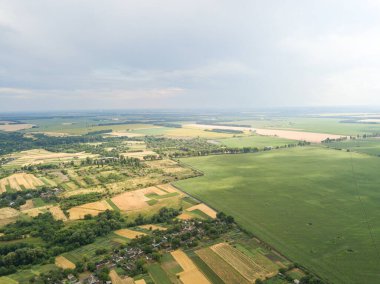 Aerila İHA görüntüsü. Ukrayna 'daki tarım arazileri üzerine yaz yağmuru.
