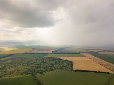 Aerila İHA görüntüsü. Ukrayna 'daki tarım arazileri üzerine yaz yağmuru.