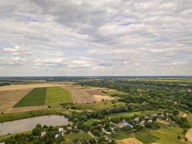 Ukrayna 'daki tarım arazilerinin üzerine yağmur bulutları, hava manzarası.