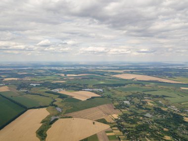 Ukrayna 'daki tarım arazilerinin üzerine yağmur bulutları, hava manzarası.
