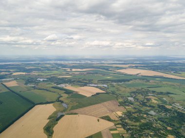 Ukrayna 'daki tarım arazilerinin üzerine yağmur bulutları, hava manzarası.