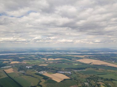 Ukrayna 'daki tarım arazilerinin üzerine yağmur bulutları, hava manzarası.