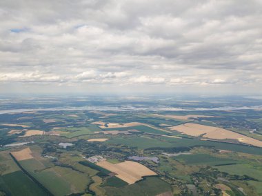 Ukrayna 'daki tarım arazilerinin üzerine yağmur bulutları, hava manzarası.