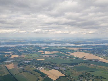 Ukrayna 'daki tarım arazilerinin üzerine yağmur bulutları, hava manzarası.