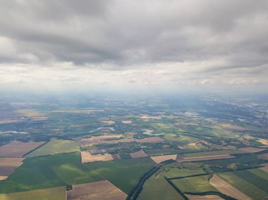 Ukrayna 'daki tarım arazilerinin üzerine yağmur bulutları, hava manzarası.