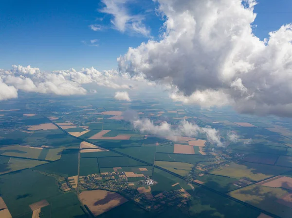 Högt Flyg Molnen Över Jordbruksfälten Sommaren — Stockfoto