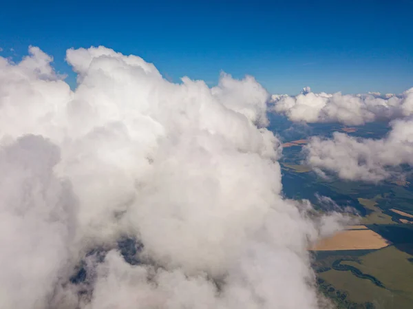 Vysoký Let Oblacích Nad Zemědělskými Poli Létě — Stock fotografie