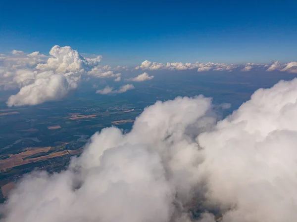 Alto Vuelo Nubes Rizadas Blancas — Foto de Stock