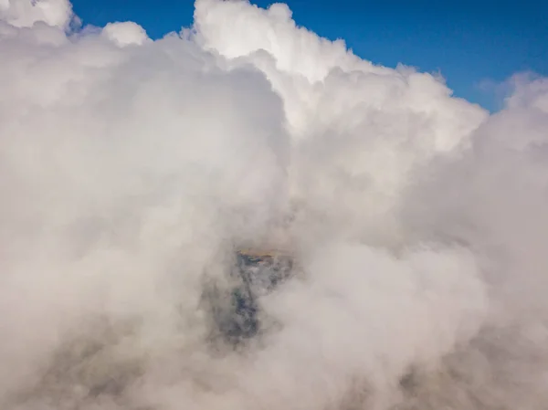 Высокий Полет Белых Кудрявых Облаках — стоковое фото