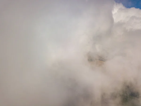 Високий Політ Білих Кучерявих Хмарах — стокове фото