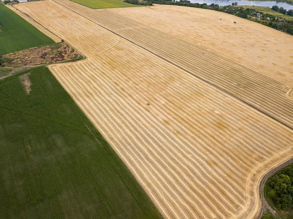 ウクライナのコムギ畑を耕す 夏の晴れた日 空中風景 — ストック写真