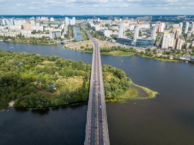 Kiev 'deki Paton Köprüsü' nün hava aracı görüntüsü.