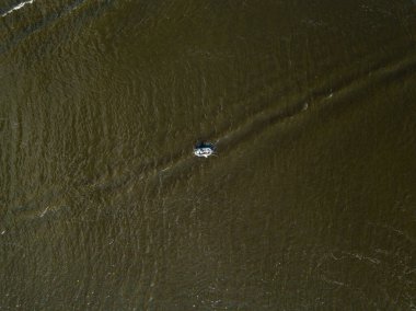 Hava aracı görüntüsü. Nehirdeki dalgalarda balıkçı teknesi.