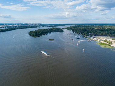 Hava aracı görüntüsü. Gemi nehir boyunca ilerliyor..