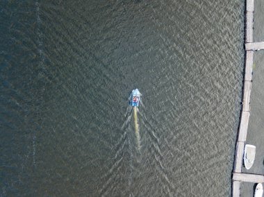 Motorlu tekne nehir boyunca yelken açar. Hava aracı görünümü.