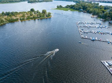 Hava aracı görüntüsü. Dinyeper nehrinde yüzen tekne