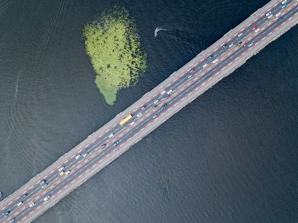 Αεροφωτογραφία Τηλεκατευθυνόμενου Αυτοκίνητα Ταξιδεύουν Κατά Μήκος Της Γέφυρας Paton Στο — Φωτογραφία Αρχείου
