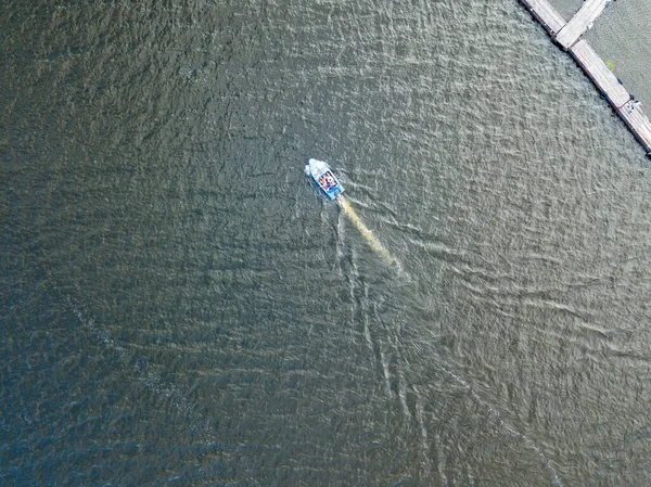 Μηχανοκίνητο Πλοίο Πλέει Κατά Μήκος Του Ποταμού Αεροφωτογραφία Τηλεκατευθυνόμενου — Φωτογραφία Αρχείου