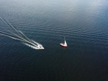 Jet skiler nehir boyunca yelken açarlar. Hava aracı görünümü.