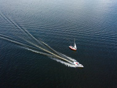 Jet skiler nehir boyunca yelken açarlar. Hava aracı görünümü.