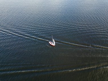 Hava aracı görüntüsü. Dalgalarda yelkenli