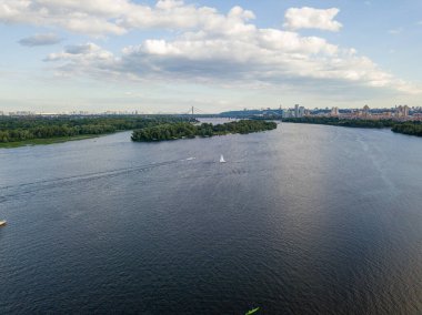 Kiev 'deki Dinyeper Nehri' nin insansız hava aracı görüntüsü.