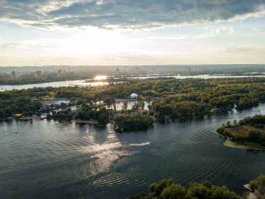 Kiev 'deki Dinyeper nehrinin üzerinde gün batımı. Hava aracı görünümü.