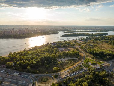 Kiev 'deki Dinyeper nehrinin üzerinde gün batımı. Hava aracı görünümü.