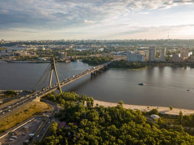Kuzey Köprüsü 'nün Kiev' deki Dinyeper üzerindeki hava aracı görüntüsü..