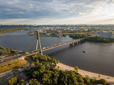 Kuzey Köprüsü 'nün Kiev' deki Dinyeper üzerindeki hava aracı görüntüsü..