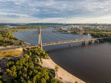 Kuzey Köprüsü 'nün Kiev' deki Dinyeper üzerindeki hava aracı görüntüsü..