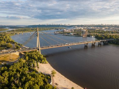 Kuzey Köprüsü 'nün Kiev' deki Dinyeper üzerindeki hava aracı görüntüsü..