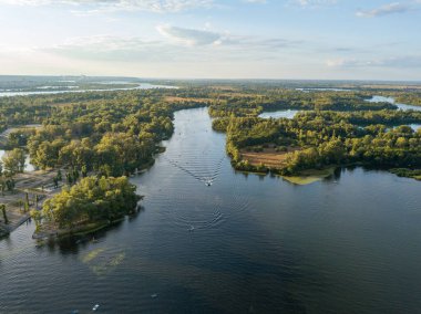 Kiev 'deki Dinyeper nehrinin üzerinde gün batımı. Hava aracı görünümü.