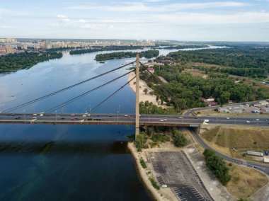 Kiev 'deki Dinyeper Nehri' nin insansız hava aracı görüntüsü.