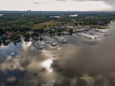 Hava aracı görüntüsü. Bulutlar suya yansıyor..