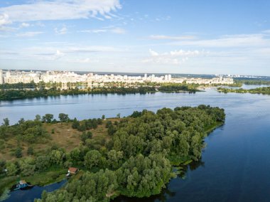 Kiev 'deki Dinyeper Nehri' nin insansız hava aracı görüntüsü.
