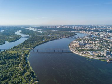 Kiev 'deki Dinyeper Nehri' nin insansız hava aracı görüntüsü