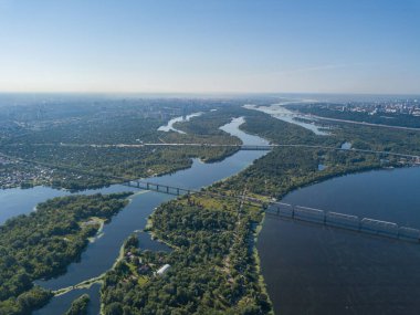 Kiev 'deki Dinyeper Nehri' nin insansız hava aracı görüntüsü