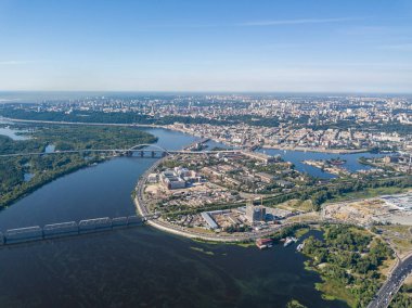 Dinyeper ve Kiev 'in yukarıdan görünüşü.