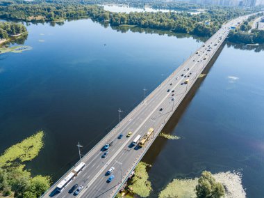 Hava aracı görüntüsü. Arabalar Kiev 'deki Dinyeper boyunca Kuzey Köprüsü boyunca ilerliyor..