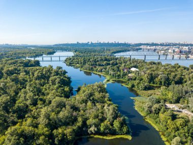 Kiev 'deki Dinyeper Nehri' nin insansız hava aracı görüntüsü