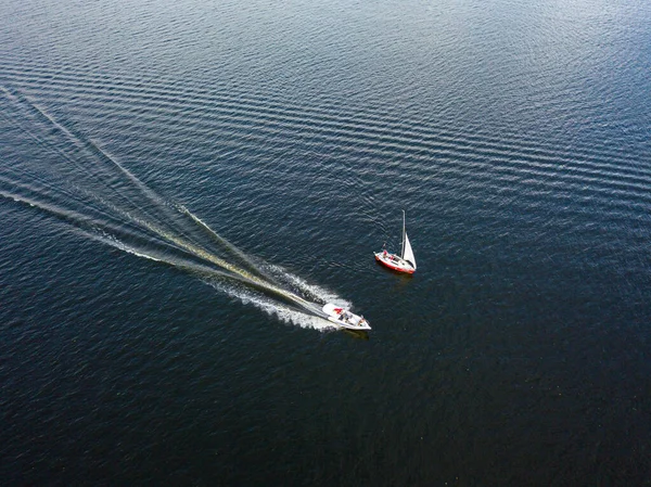 Jet Skiler Nehir Boyunca Yelken Açarlar Hava Aracı Görünümü — Stok fotoğraf
