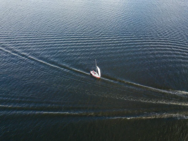Hava aracı görüntüsü. Dalgalarda yelkenli