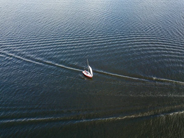 Luchtdrone Zicht Zeilboot Golven — Stockfoto