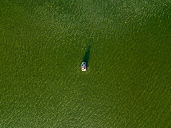 Luchtdrone Zicht Vissersboot Het Groene Water Van Rivier — Stockfoto