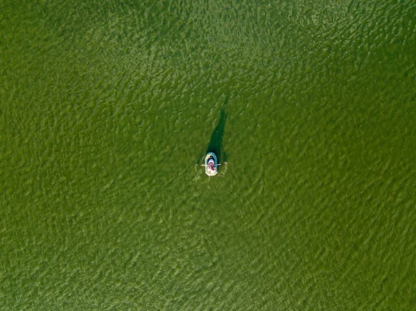 Vue Aérienne Sur Drone Bateau Pêche Dans Eau Verte Rivière — Photo